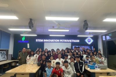 HỌC SINH TRẢI NGHIỆM PHÒNG HỌC STEM – NHỮNG BƯỚC KHỞI ĐẦU