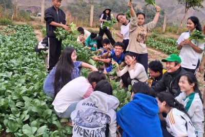 Hoạt động trồng rau sạch của học sinh tại trường PTDTNT THPT Tu Mơ Rông